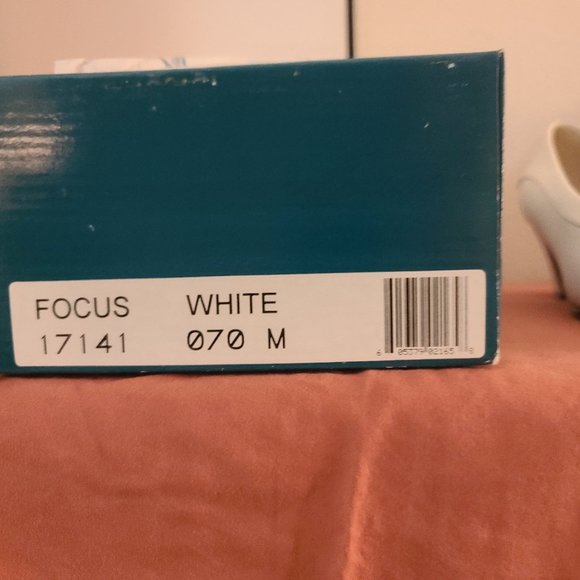 Audition Ladies Focus White Pumps (Size 7) 2" heel - Picture 2 of 12